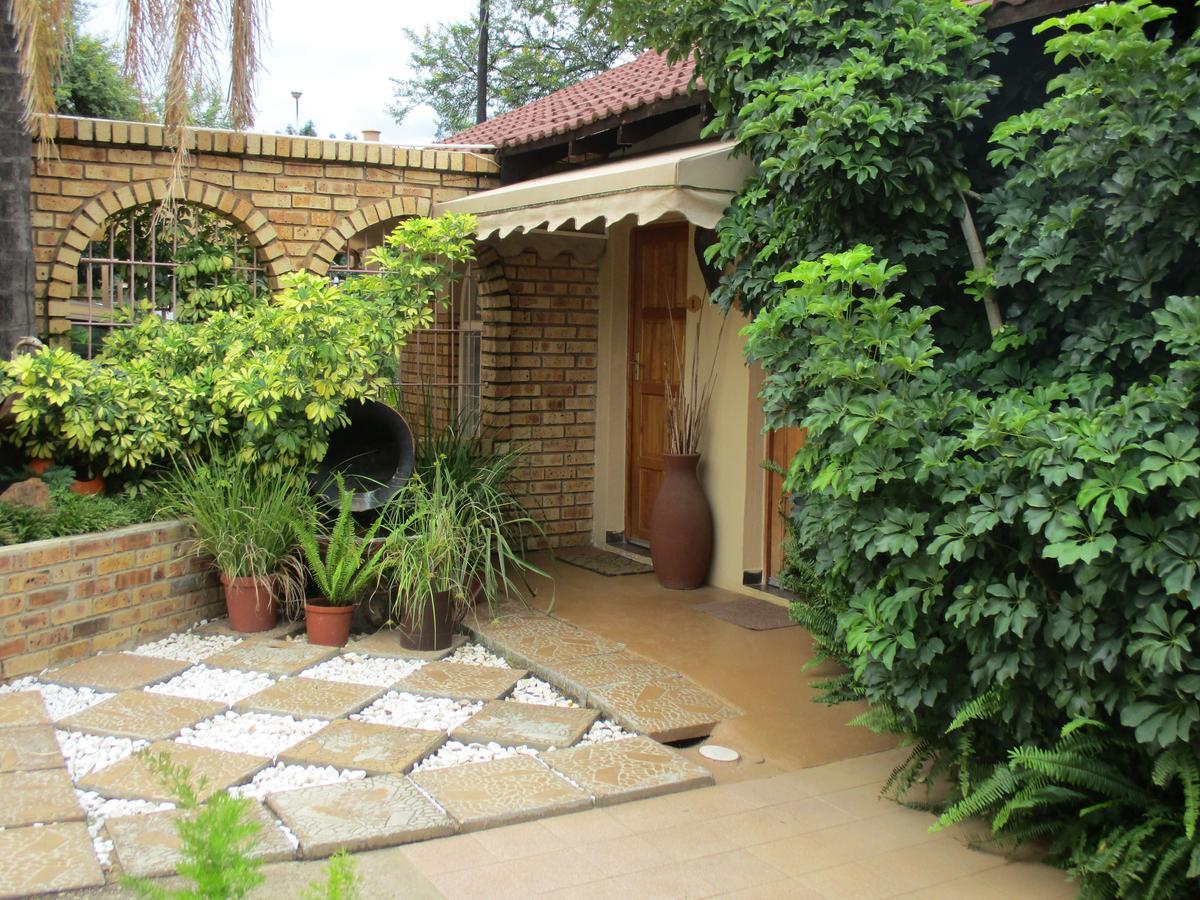 Ukarimu Guest House Klerksdorp Eksteriør billede