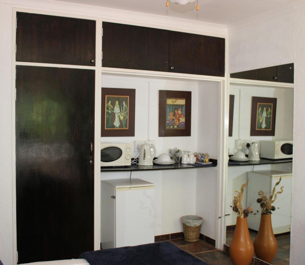 Ukarimu Guest House Klerksdorp Eksteriør billede