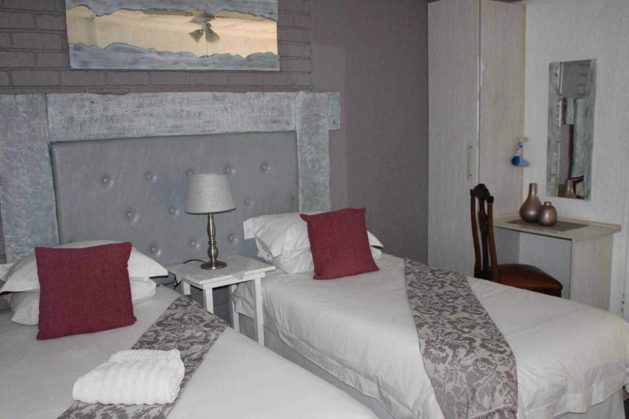 Ukarimu Guest House Klerksdorp Eksteriør billede